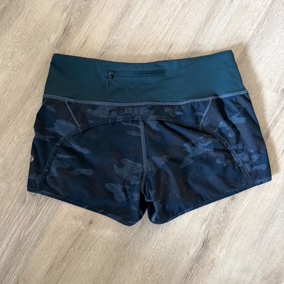 lululemon Women’s Hottie Hot Low Rise 2.5” Blue Camo Short Size 4 - Picture 2 of 7